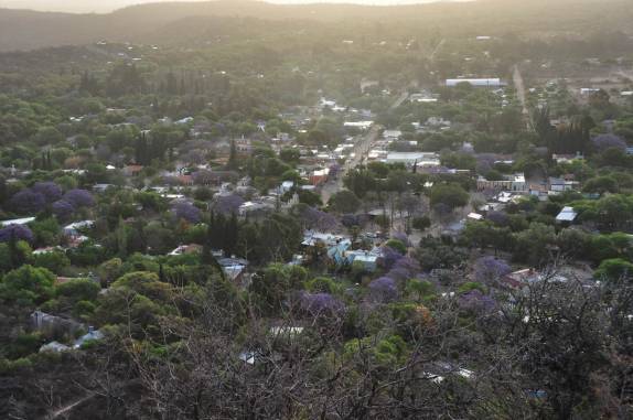 Do alto do cruzeiro, o final de tarde na arborizada San Marcos Sierra, na Argentina